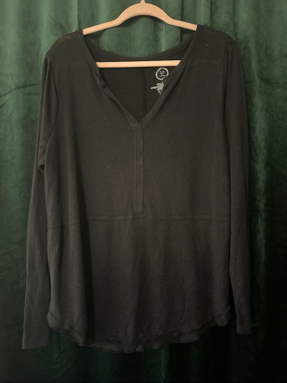 Women's Black V-Neck Long Sleeve Top